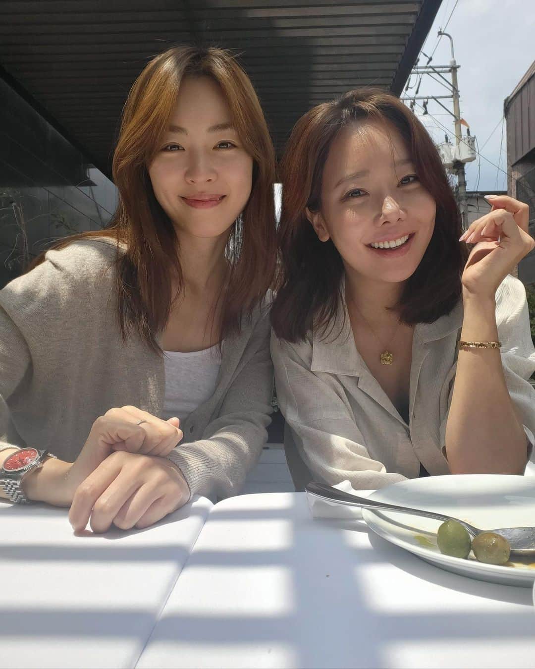 イ・ヨニのインスタグラム：「햇살만끽하며~ 눈부시던날~😍 짧아서 아쉬웠던 😭 언니에게 이런저런 얘길 나눌수 있어서 너무 감사하고 행복했던~. 인생선배,멋진유진언니~!  늘 🙏🏻🙏🏻🙏🏻🙏🏻🙏🏻💓💓💓💓」