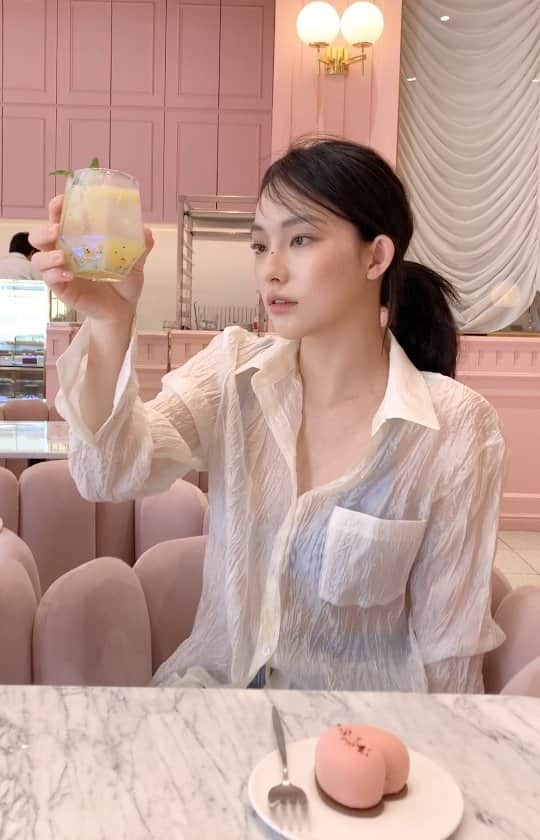 STYLENANDAのインスタグラム：「PINK POOL CAFEではSUMMER RADIANCE COLLECTIONのドリンクも🏖 見る角度によって色が変わるのが素敵✨  #STYLENANDA #3CE #スタイルナンダ #スリーシーイー #韓国ファッション #韓国コスメ」