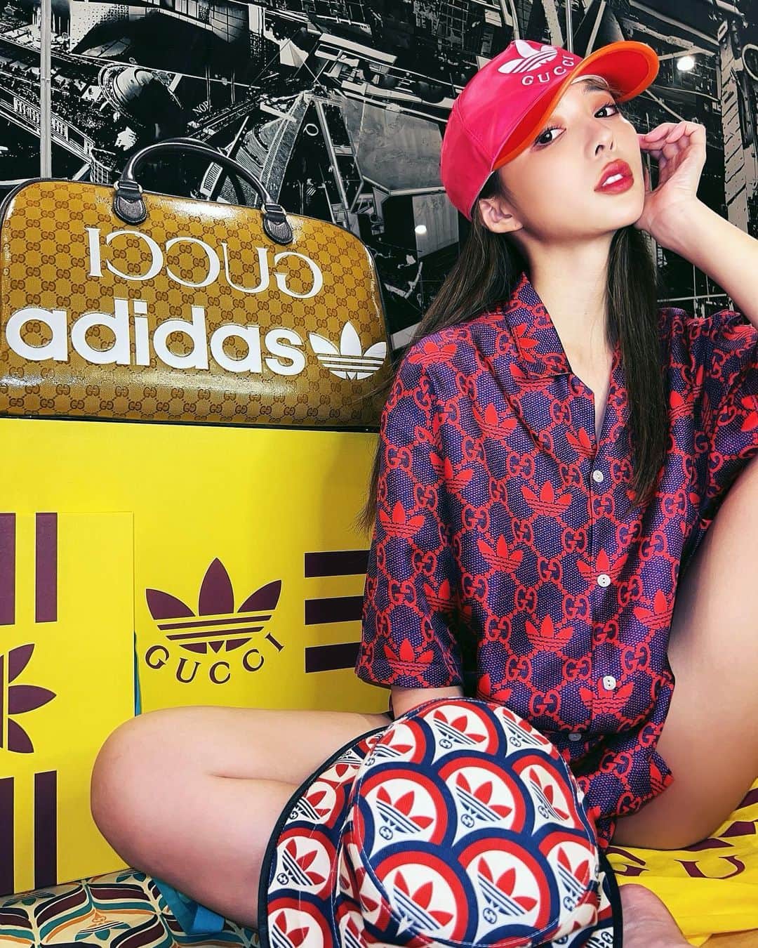 のインスタグラム：「#adidasxGucci @gucci  My favorite is duffle bag😘  adidasxGucci アディダス好きとしては見逃せないコラボ❤︎ 一番のお気に入りはGucci柄のadidasバック😘  #adidas #gucci #アディダス #グッチ」