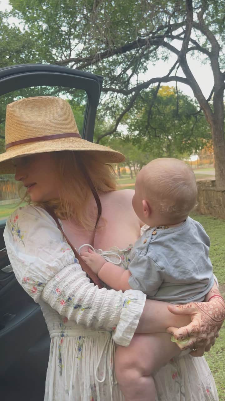 ジェームズ・ヴァン・ダー・ビークのインスタグラム：「Massive appreciation post for @vanderkimberly  #Parenting ain’t easy… but it’s way more fun with you.  There are times we get frustrated, times when it gets overwhelming, when we are exhausted, and pushed past our limits to the edge of our patience…  But it’s also SO much fun.  Thank you for being a constant reminder that, amidst the chaos, there can be magic.  There can be joy.  There can be the present moment, and nothing else.   Thank you for being so wholeheartedly in love with our kids that you can find perfection in the middle of a bedtime-gone-awry, a messy house, or - in this case - the unloading of the car at the end of a long day.  And thank you to our extra-chunky, double-rainbow baby for blessing us with your wonder and giggles.  There are few things I know in this crazy, scary, mysterious world, but the connections we share… I know those are real.」