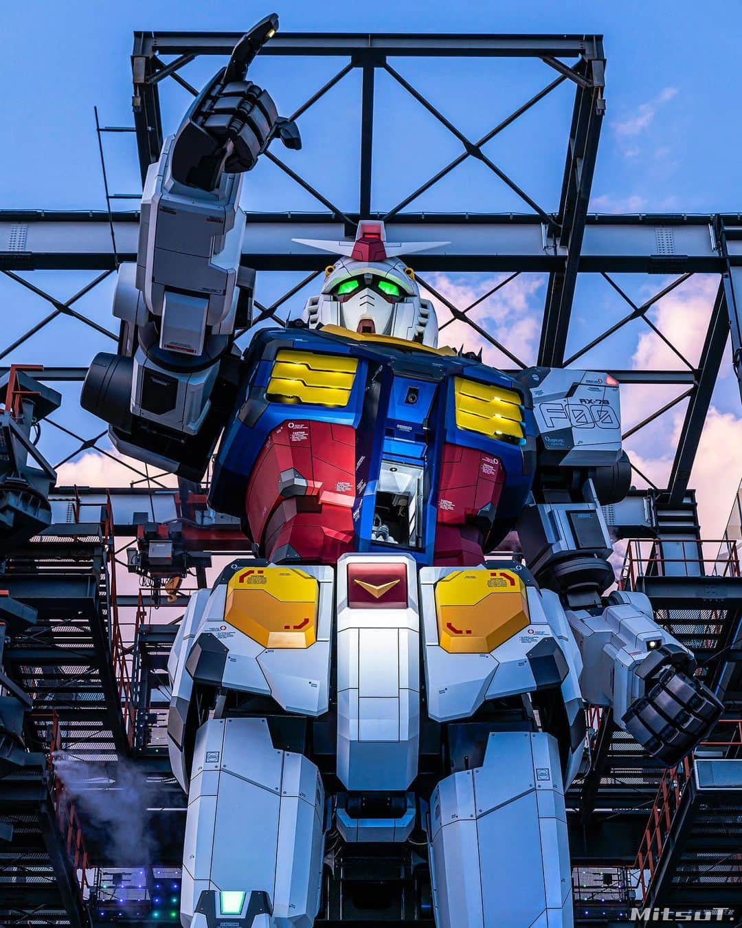 Mitsuのインスタグラム：「Location : 🇯🇵Kanagawa おい、そこのキミ！ もう福岡のνガンダム立像や 話題の映画 ククルス・ドアンの島は 当然見に行ったんだろうな？ 何？まだ見に行けてないだと？ 実は私もまだなんだよ。 と、パイロットの意志とは関係なく 勝手に喋り出すガンダムの図。(妄想) . . . #yokohama #gundamfactoryyokohama #gundamrx78f00 #gundam」