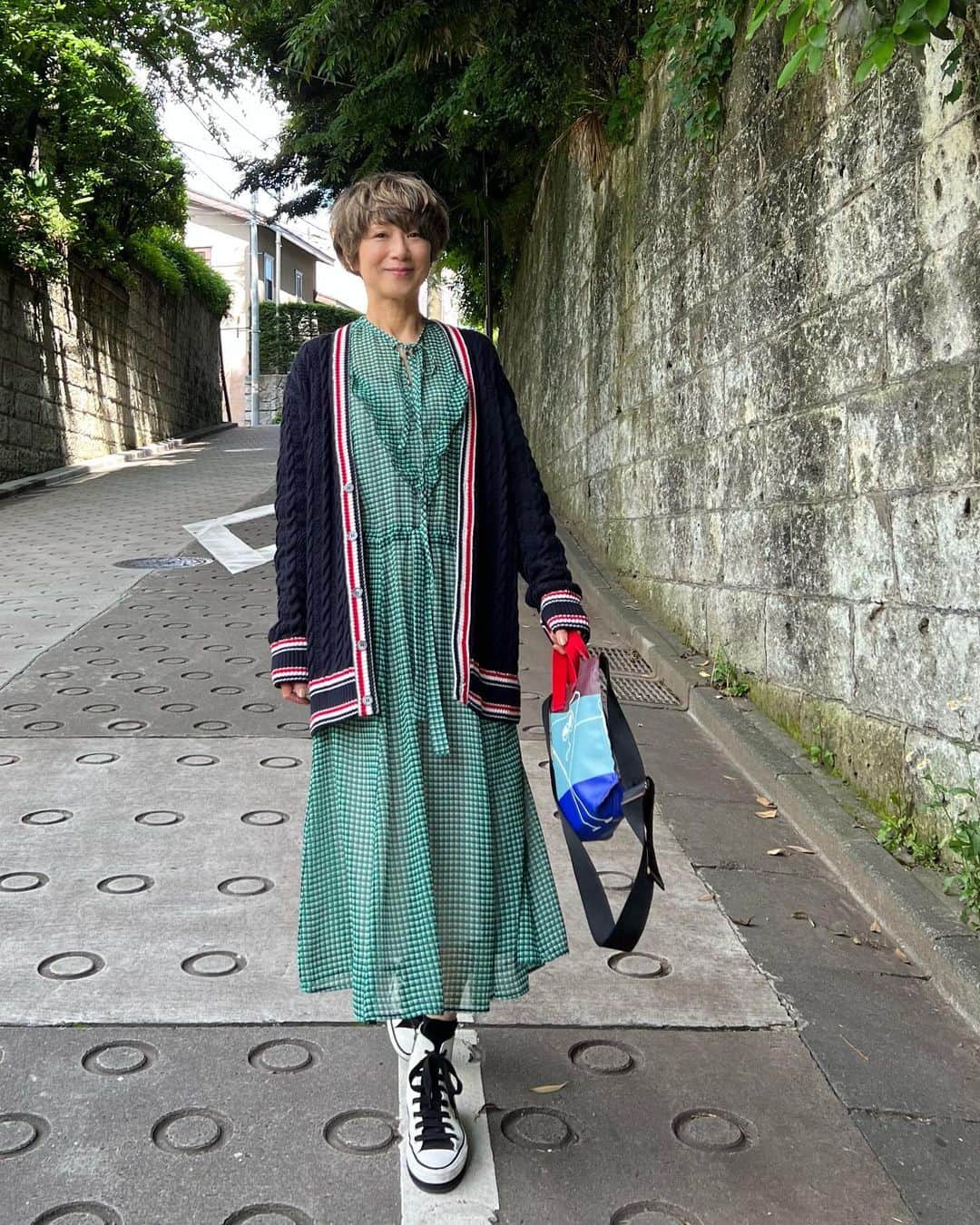黒田知永子のインスタグラム：「. グリーンのチェック地が可愛いワンピースにコットンのカーディガン。 靴もスニーカーにしてカジュアルなふわふわ☺︎  6/17 金曜日 20時からまた「チコとハコのボンボニエール」をやることとなりました。 同じ6月生まれ、歳も一緒のハコちゃんと私。色々語りたいと思っていますが…どうなることか⁉️ お時間合う方ぜひ参加して下さいね！ 詳しくはプロフィール欄のリンクツリーから「チコとハコのボンボニエール」を選択して進んで下さいね。  #ワンピース好き #チコとハコのボンボニエール #岩下尚史 @iwashita_hisafumi  #黒田知永子 #chiekokuroda   ブランドは画面をタップしてね。」