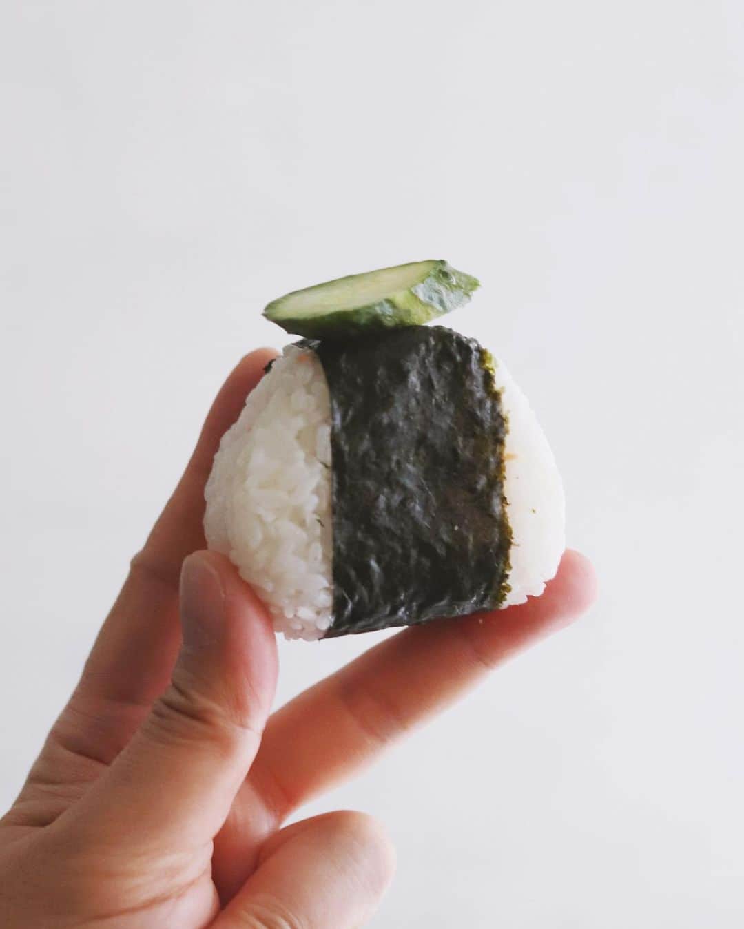 のインスタグラム：「🍙 . 今朝は家庭の事情により 飯塚精米店のおにぎりで 鮭２、昆布１、おかか１ たらこ１、ウインナー１、 あときゅうりのぬか漬け。 . . . #おにぎり #おむすび #飯塚精米店 #米屋のおむすび #学芸大学 #目黒区碑文谷 #ご近所さん #お米屋さんのおにぎり #おいしいお米 #お米がおいしい #onigiriaction #onigiri #🍙」