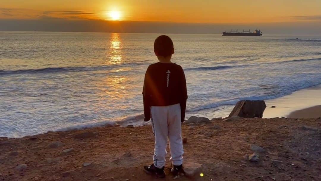 アレクシス・サンチェスのインスタグラム：「Mi Tocopilla 🤍 gracias por entregarme tanto amor 🙏🏽 Cuidemos, protejamos y NO olvidemos a los niños, que son el futuro de nuestro país CHILE ♥️    ✨ AlmaSoul ✨」