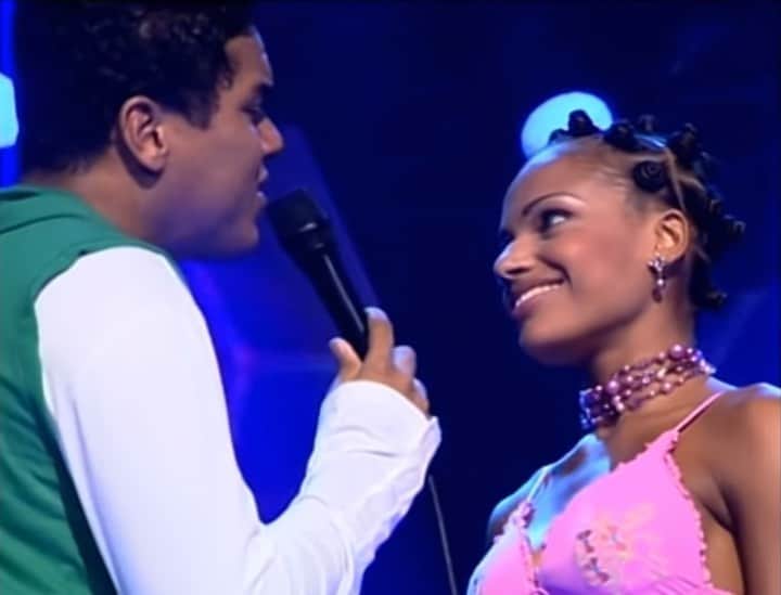 Sorriso Marotoのインスタグラム：「Um TBT já no clima de romance por aqui, com um clássico do nosso repertório. ❤️#MeOlhaNosOlhos   Marca aqui aquele @ que sempre quis receber essa serenata! 😜」