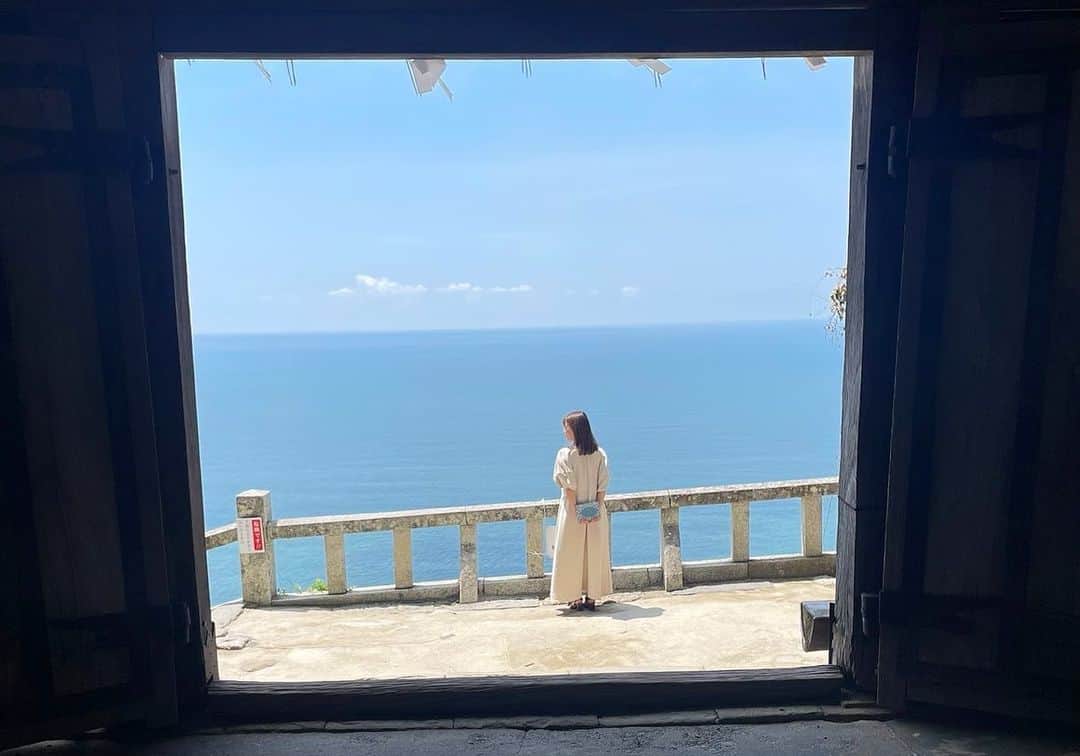 内山絵里加のインスタグラム：「・ ・ 夏の予感..🐚 手には、御花印帳📖 ・ ここからの景色が大好きです。 わかる人には、わかるはず𓂃 𓈒𓏸◌‬ ・ 御花印帳のPR動画撮影に協力させていただいています🌼 とっても可愛い 御朱印ならぬ、"御花印"。 みなさんも一緒に お花屋さんをめぐりしましょう👱🏻‍♀️🤍 ・ このたび、ご利益のありそうな この場所からも御花印が登場します！ わくわくが止まりません🌱 ・ #静岡 #海 #駿河湾 #お花 #御花印帳 #御花印巡り」