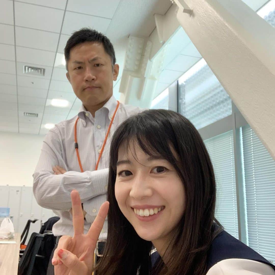 虎谷温子のインスタグラム：「大田アナウンサーが、アナウンス部に帰ってきました！！実はアナウンス部内の席も隣でして…😅 2009年と同じ構図で撮ってみました。」