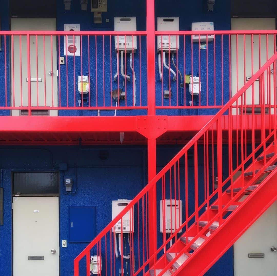 ザ壁さんのインスタグラム写真 - (ザ壁Instagram)「青アパート、赤階段。 #ザ壁部」6月10日 9時51分 - ka_nai