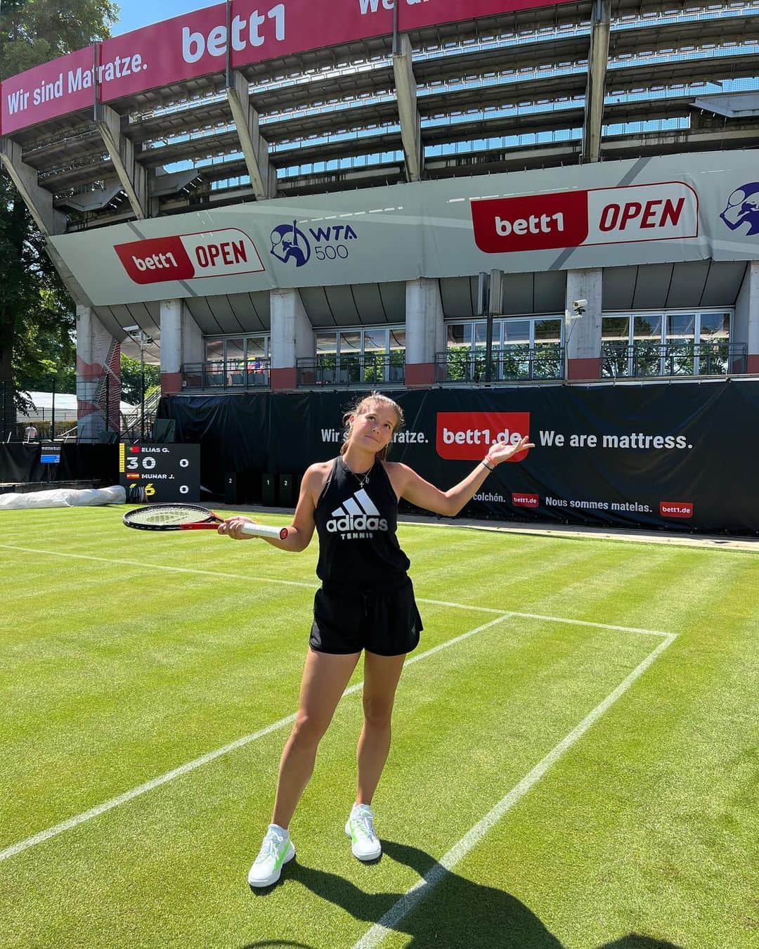 ダリア・カサトキナのインスタグラム：「Black is matching grass even better😉 Back on green🌱 #DD」