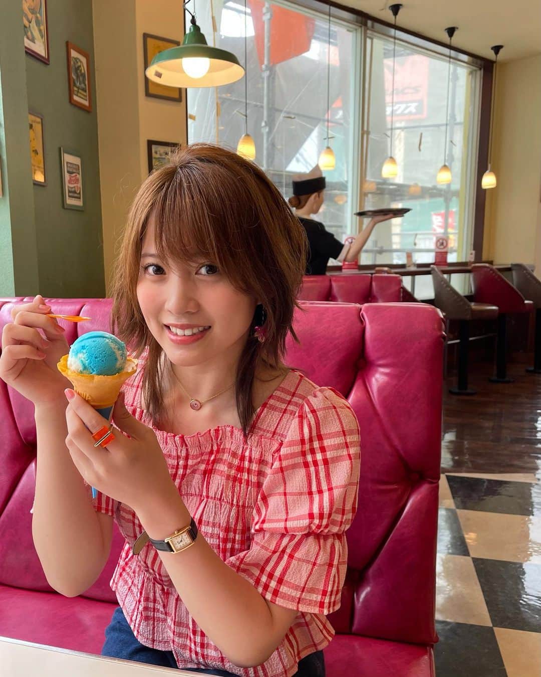 のインスタグラム：「#blueseal 🍧  ベリー系とかラムレーズンが好きだけど、色が可愛くて青いアイス選んだ✌︎」