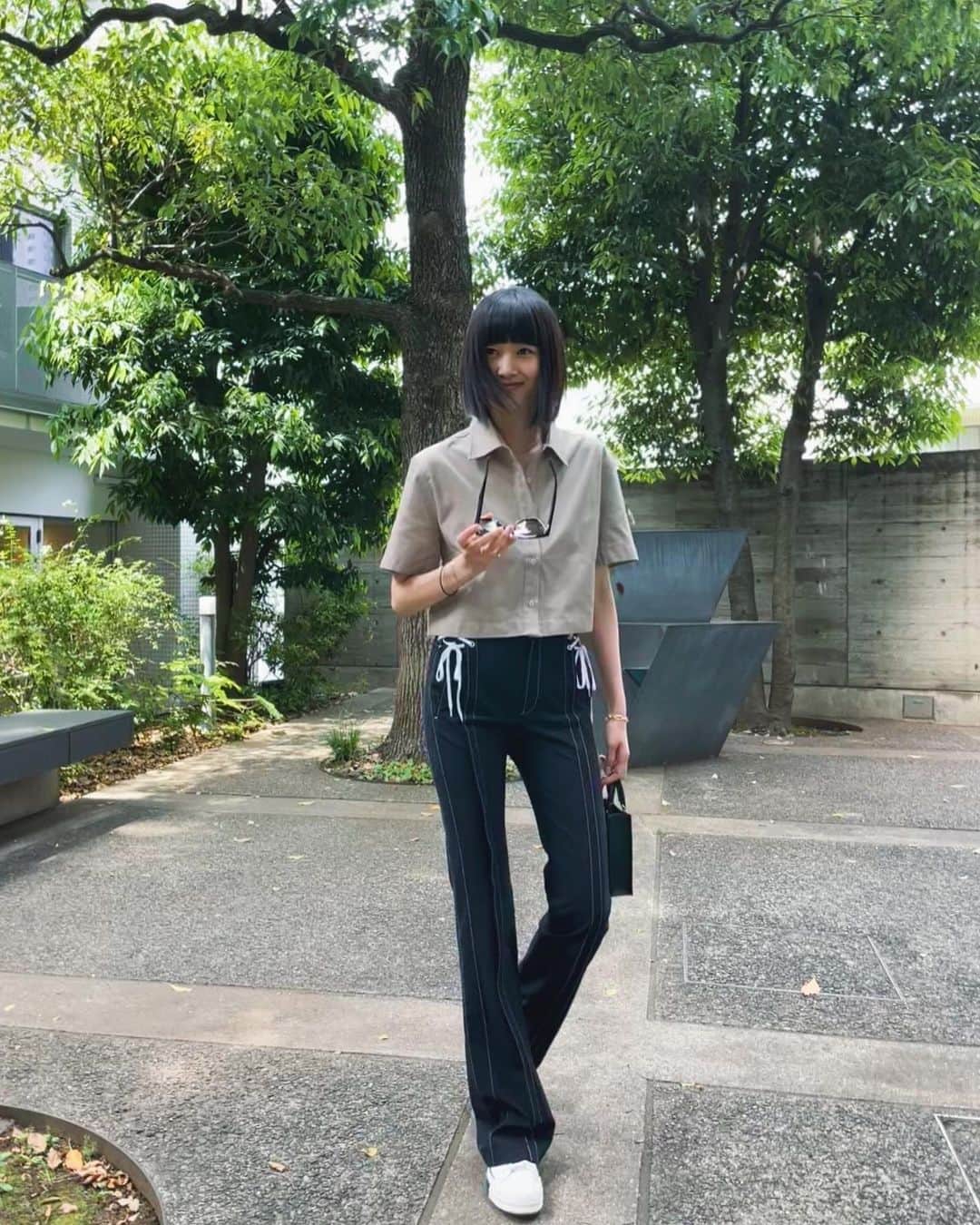 新井貴子のインスタグラム：「waiting for summer like...🍃  暑くなるとカットアウトを選びがちな今日この頃🦦☀️」