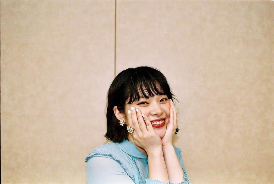 岸井ゆきののインスタグラム：「映画『大河への道』まだまだ公開中です☺️☺️ 初日舞台挨拶はGUCCIのドレスを着せてもらってキャストの皆様に会えて大変にぎやかな１日でした👗  さ！明日の夜10時からは日テレの土曜ドラマ『パンドラの果実〜科学犯罪捜査ファイル〜』（ @pandora_ntv ）第８話です！ あー。最終章に突入します🦠何が起こるでしょうか！！ 毎日がめまぐるしくでも楽しいからハピネスの気合い。 羽住組でトップガンマーヴェリックの話して興奮した。最高なんですよ、あのー、言わないけど、ほんとうに最高。あの"トップガン"が始まるの。まだ観てない人いるから大きな声で話しちゃだめですねとこそこそ話してて、じゃあみんな観たら一旦休憩して、立ってはなそう！座ってられないんで！！ トップガン、しっかりとトニースコットも一緒に居たみたいでした。感動した。。。そういうことだよなあ！！居なくなってしまうことは全然大丈夫じゃないけど、でも残っていくし残していくしそれがtrueでTrue Romanceですありがとうございました」
