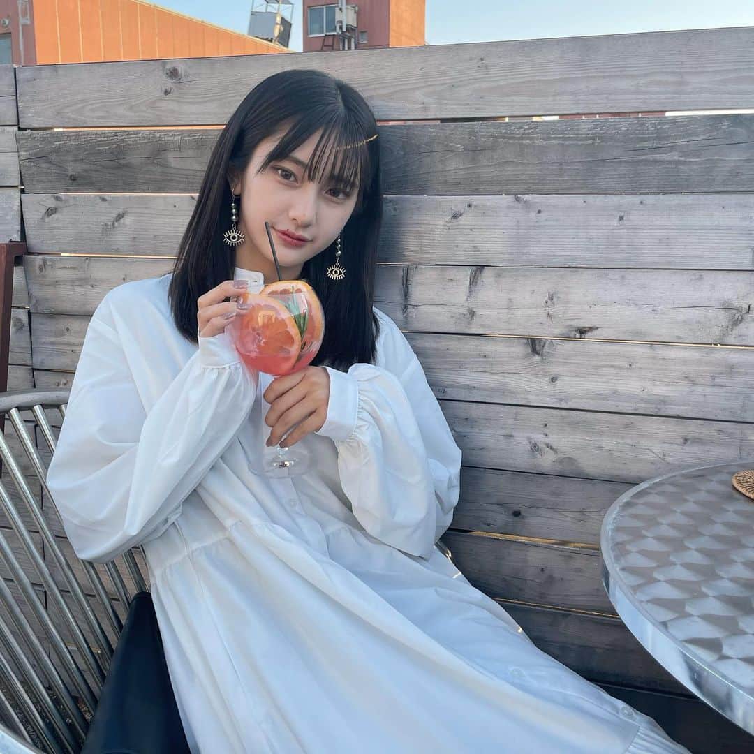 大西陽羽のインスタグラム：「好きなカフェ行ってきた！ 屋上のカフェで夕日みえてめちゃくちゃエモいのまたおすすめのカフェとかYouTubeにでも載せよっかな💭💭 ・ ・ ・  #金沢カフェ  #石川カフェ  #カフェ  #カフェ巡り  #白ワンピ  #清楚  #ミディアムヘア」