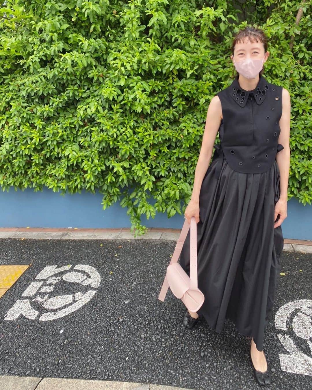 古谷有美さんのインスタグラム写真 - (古谷有美Instagram)「👣 vest/ cos dress/ aewen matoph  shoes/ maison margiela bag/ jil sander  最近よく着ているワンピースに 2年くらい仕舞っていたフェルトベストを重ねて。 しばらく着ていなくても突然閃いて 今日はこの服だ！ってことがある😅 これだから服が捨てられない...  #断捨離したい #できない #一年着なかったら捨てる #できない」6月10日 21時18分 - yuumifuruya