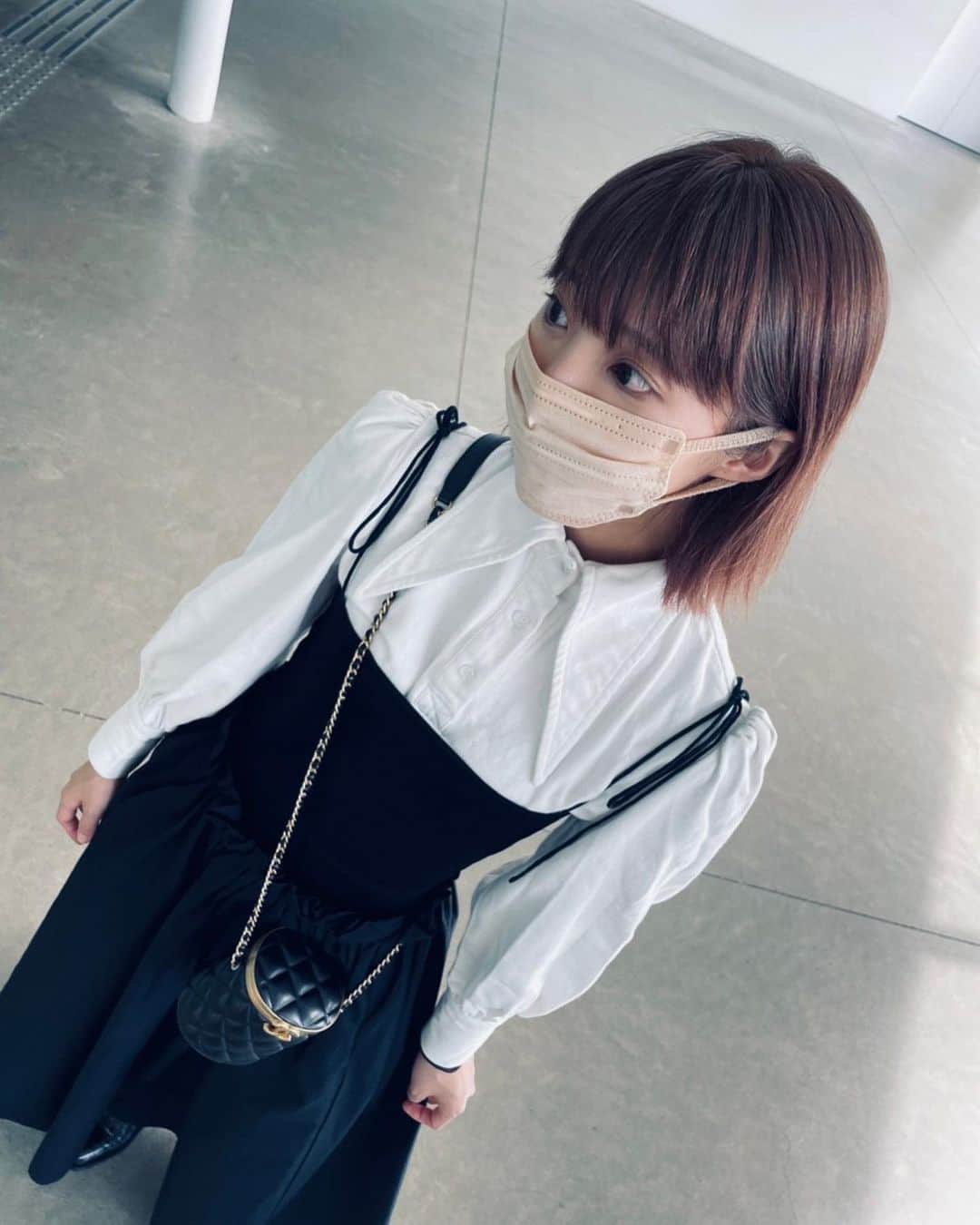 飯島望未のインスタグラム：「Shirt @johnofficial.co  Dress @haengnae_official  Bag @chanelofficial  Shoes @justineclenquet」