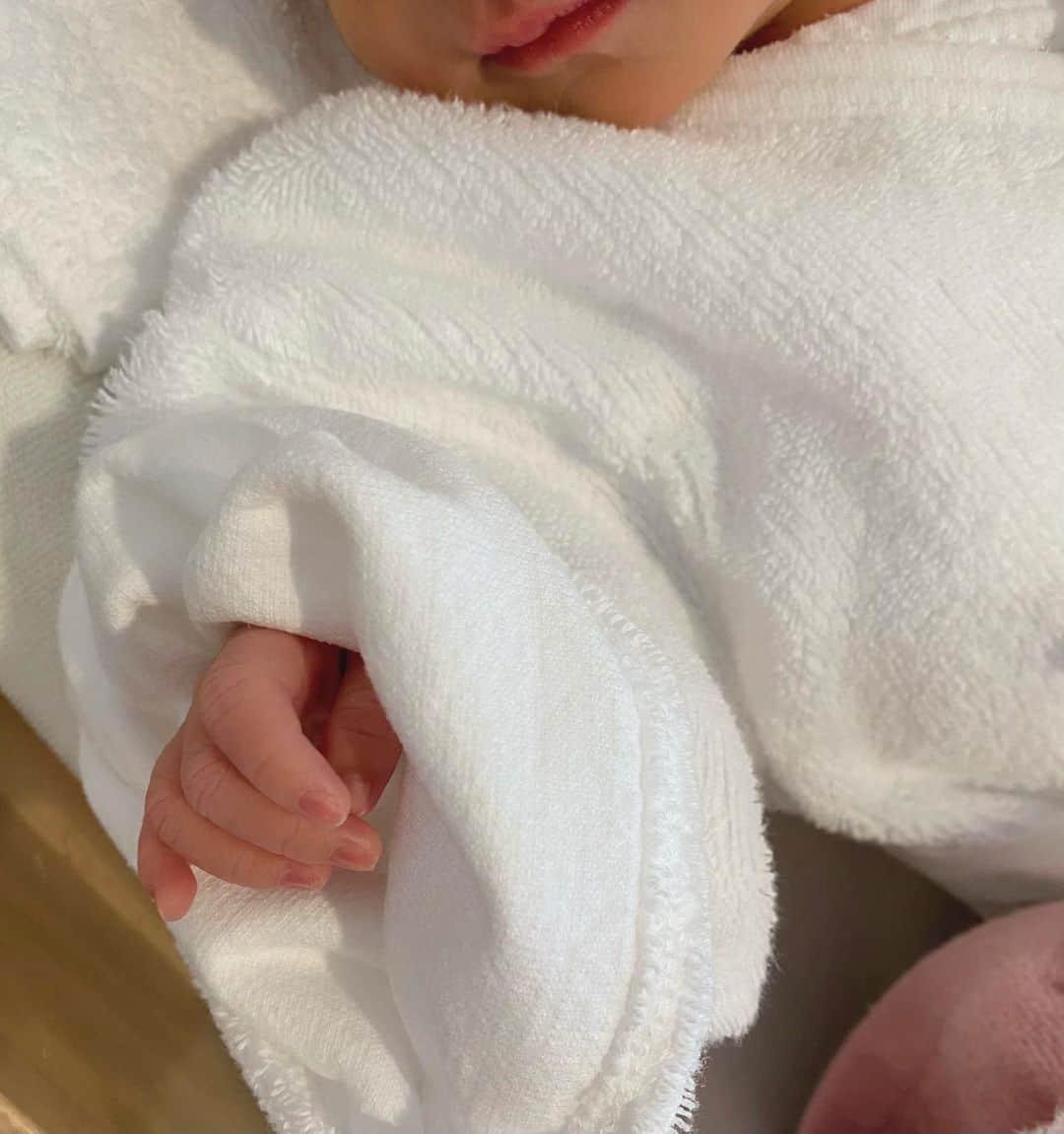 川田裕美のインスタグラム：「先日、第二子となる女児を出産いたしました。  妊娠期間を支えていただいた皆様に感謝します。本当にありがとうございました。  元気な産声を聞きながら小さな手を握っていると、安堵と共にとても幸せな気持ちに包まれました。 4人家族になり生活スタイルは変化していきますが、私達に合ったやり方で楽しんでいきたいと思います。  今後も温かく見守っていただけると幸いです。 どうぞよろしくお願い致します。」