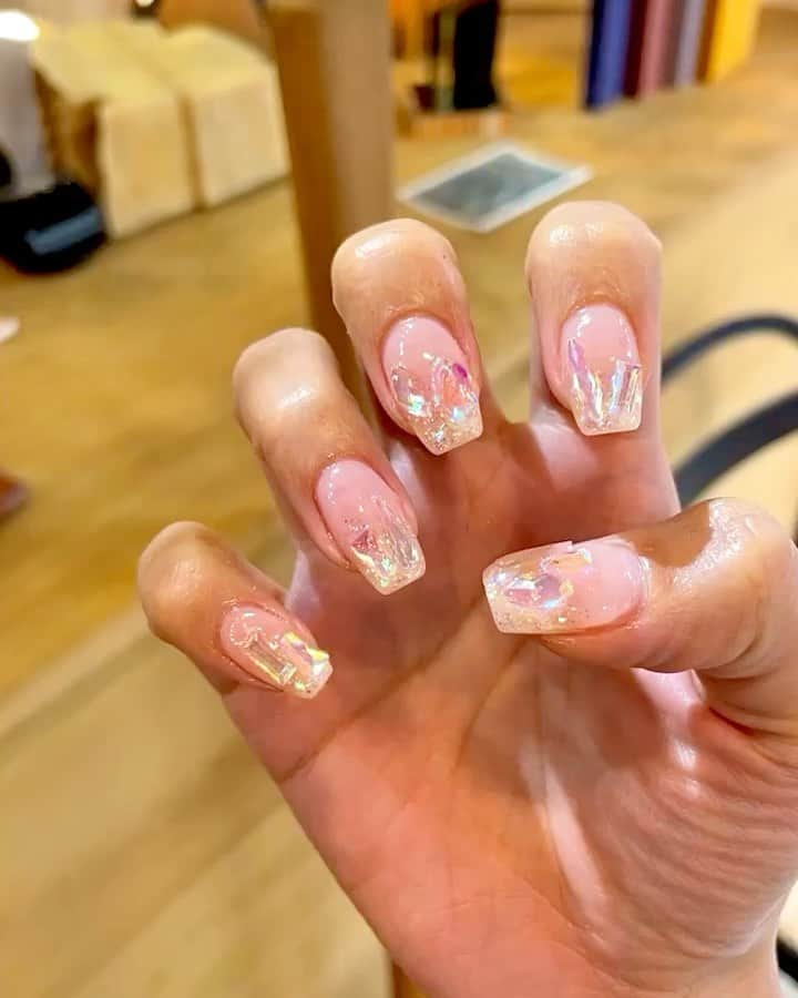 楓のインスタグラム：「. . 🦄🧊✨ . NEWNAIL💅 . これやりたくて自分でストーン買って持って行った🧊🧊🧊🌈 . iPhoneカメラ無加工でこのキラキラ . かわいすぎてずっと見ちゃう🫶 . . . ##### #北新地#祇園#ホステス#キャバ嬢#クラブ#クラブザコート#韓国女優になりたい#韓国ネイル#ラメグラデーションネイル #ナチュラルメイク#アイスオーロラネイル #Followme#氷ネイル#オーロラネイル#キラキラネイル#夏ネイル」