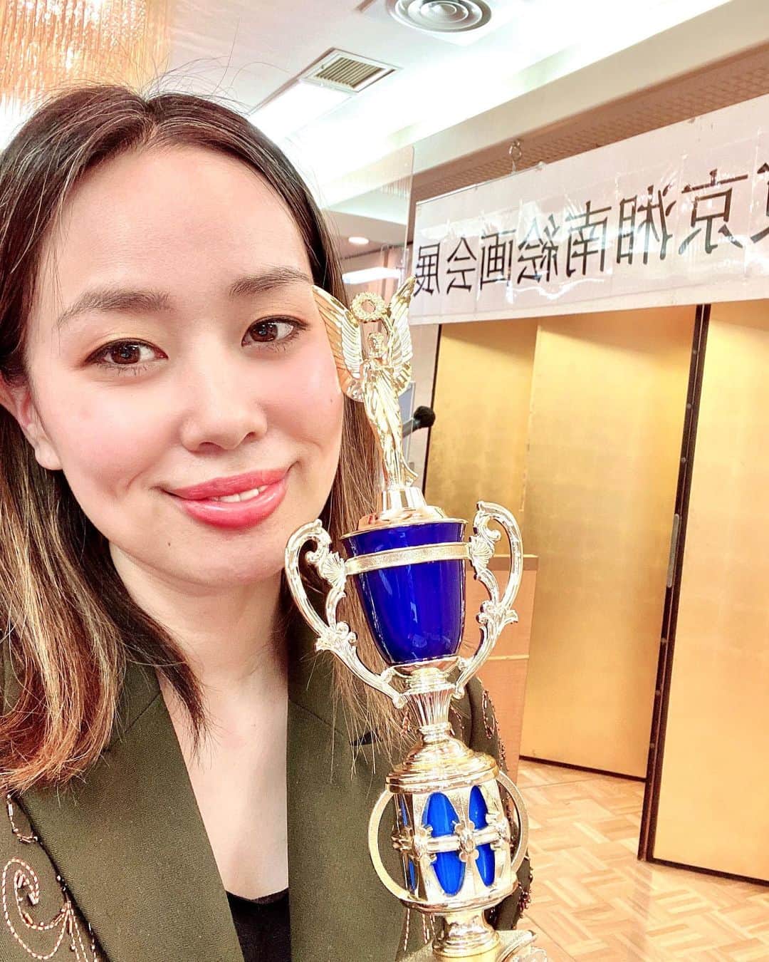 片山瞳のインスタグラム：「展覧会に来ていただきました方々、本当にありがとうございます！ 大変嬉しいことに、白金賞と空間堂賞をいただきました！ ありがとうございます✨🙏✨  小さい時に絵を描くのが大好きで絵画教室に通っていたんだけど、変な絵を描くから怒られて、それきりやめていた。 そしたら、今になって爆発！ 息するのも忘れて無心の夢中で色を塗りたくるのが、楽しすぎる！ そうやって傷ついたインナーチャイルドをいい子いい子って自分で可愛がって育てています。 私の中のインナーチャイルドよくがんばったね、ありがとうって、感謝のトロフィーをあげたらすごく喜んでるから幸せ☺️ 自分の中の忘れ去られた部分全てと仲良く一緒に歩んでいくんだ❣️  I got the award for the art exhibition ✨Thank you so much❤️  I believe art is a safe place for everyone.  Art save soul💫❤️✨ Art embraces everything✨  #art #drawings #oilpainting #dwawing #artwork #美術 #絵画 #美術展 #展覧会 #油絵 #片山瞳 #hitomikatayama  #東京湘南絵画会 #美術年鑑社 #新美術新聞  #油絵  #絵 #絵画  #drawing #painting #marmaid #art #artwork #artworks #絵描きさんと繋がりたい #일러스트 #アートワーク #お絵描き #創作 #アート」