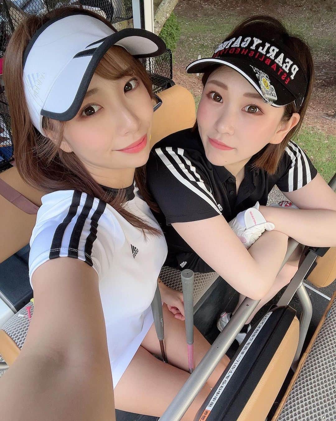あみおかのインスタグラム：「#adidas女子  ひっとんとめっちゃ仲良いのに はじめてのラウンドでした🥰💕  たまたまadidasお互い持ってて 合わせたよー👶🏻🖤🤍🖤🤍🖤  ちなみに4:53スタートで 初めて１番最初のカートでした！ なんか不思議な感じで 早朝もいいなって思ったけど 周防灘むずかしすぎて 心が折れました🥹🤲笑  でもゴルフは引き続き 100切り目指します🫡💕  今日誕生日迎えたから みんなお祝いして💐笑 #女子ゴルフ #ゴルフ #ゴルフ女子 #ゴルフコーデ #ゴルフウェア #adidasgolf #アディダスコーデ  #おそろいコーデ」