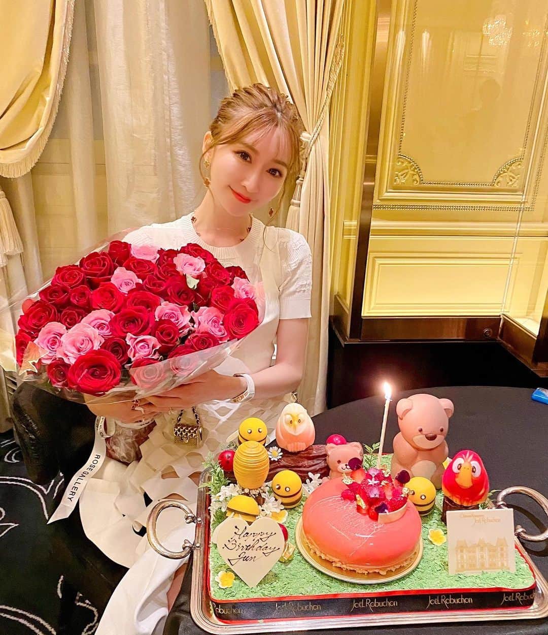 JUNKO（飯田順子）のインスタグラム：「🎂❤︎thank you❤︎🎂 ・ 可愛いケーキ🎂❤️ 薔薇も嬉し❤️  ・ ・ ・ @robuchon_tokyo」