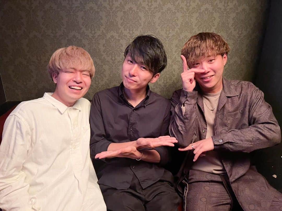 よきさんのインスタグラム：「𓉞 ⁡ お久しぶりです。 先日、奇跡が起こりましたので報告させていただきます。 ⁡ ⁡ 別に隠してもいなかったのですが、 "よきさん"という名前でやらせていただいております、私よきですが、長谷川海というんです(唐突)𓅿 ⁡ そして何年か前からずっと好きなドラマストアというバンドがありまして、そのギターボーカルも長谷川海さんという方で。 当時からカラオケで歌う時に『詞曲:長谷川海』ってでてくるのを見て、友達にドヤ顔してたのを覚えております。(ちゃんと僕じゃないよって言いますあとから。) ⁡ そしてそして、そんな海さんとご縁があり連絡を取るようになって、ひょんなことからご飯にもいけて。 そしたらなんとなんと、第3の長谷川海さんを連れてきてくれており、その海さんと海さんもTwitterで出逢いがあっただとか、、 ⁡ ってなわけで、 【第1回】長谷川海会が開催されたことをここにご報告させていただきます。  長谷川海でなにか面白いことができたらめちゃくちゃ嬉しいです、、！  PS.他に長谷川海さんいらっしゃいましたらあと4人で神龍呼べるので、ご連絡ください(笑)」