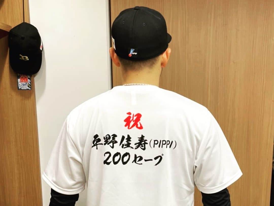 平野佳寿さんのインスタグラム写真 - (平野佳寿Instagram)「中継ぎのみんなが200セーブ達成の記念Tシャツを作ってくれました！みんな、ありがとう！  #もっとええ顔あったやろ笑」6月10日 15時55分 - yoshihirano66