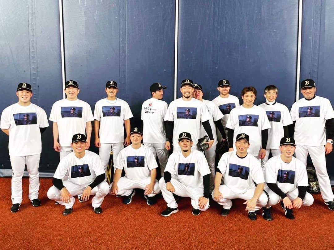 平野佳寿のインスタグラム：「中継ぎのみんなが200セーブ達成の記念Tシャツを作ってくれました！みんな、ありがとう！  #もっとええ顔あったやろ笑」