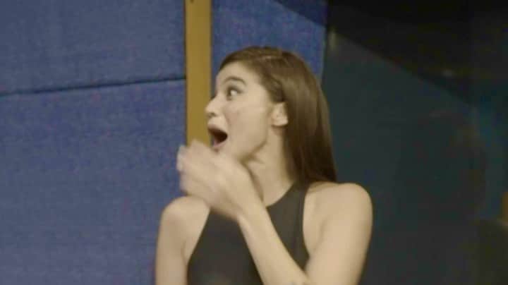 アン・カーティスのインスタグラム：「Yung pabibo ka tapos biglang dumating ung prof mo. 😆 Promise aayusin ko po bukas Sir @garyvalenciano !!!   #LuvAnne #LuvAnneTheComeback」