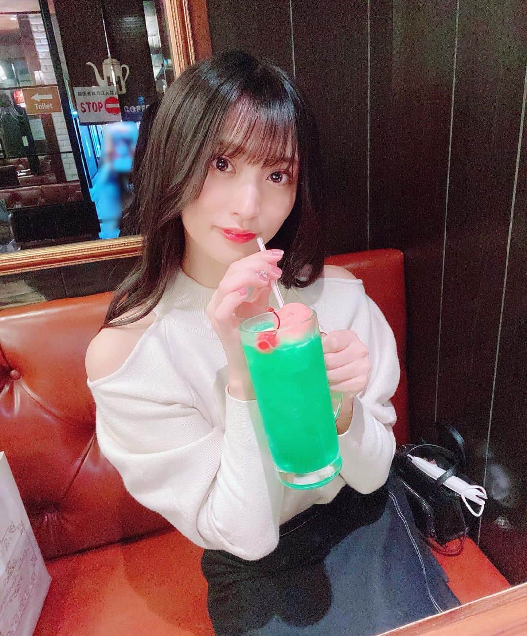 根岸愛のインスタグラム：「🥤🍈🥤 . 昔からメロンソーダ好き☺️💝 ペットボトルのじゃダメなの ファストフードとか喫茶店とか映画館とかとにかくお店のを ストローで飲むのが好き😗💕 クリームソーダはアイスが混ざらないように飲みます🍨🥤 (別々にすれば良いのにね) #melonsoda #juce #hoshinocoffee #メロンソーダ #ジュース #星乃珈琲店」