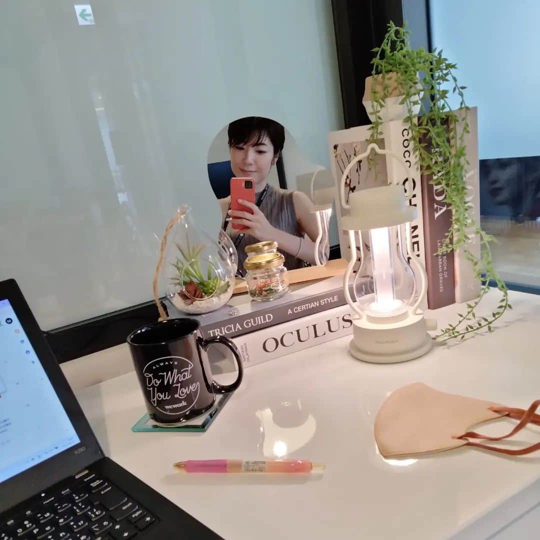 のインスタグラム：「オフィスのデスクに3COINSで買ったミラー置いてみた🤎 ランチのおにぎり大きくない？😂 もちろん完食したけど🙄 今週末もお疲れ様でしたぁ〜🕊️ 良い週末を👏  #3coins」