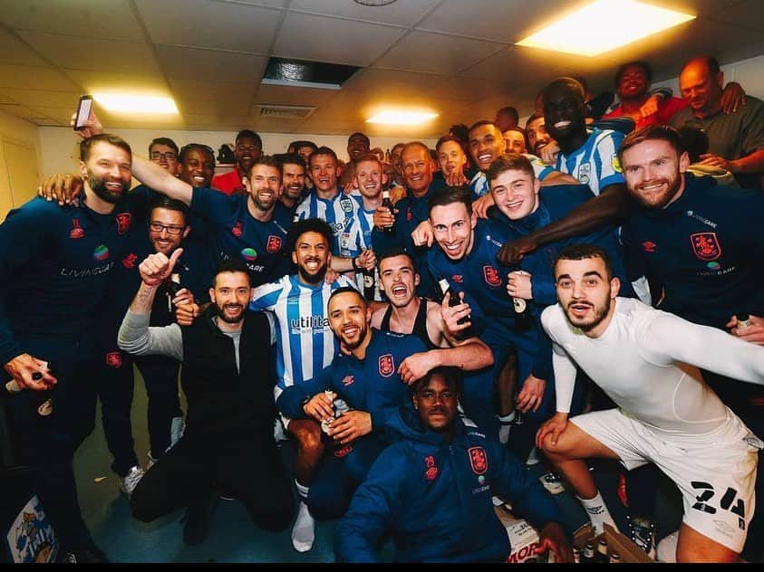 フレイザー・キャンベルさんのインスタグラム写真 - (フレイザー・キャンベルInstagram)「Gna keep it short and sweet. Thank you to my brothers and everyone connected to @htafc been a pleasure to part of the terrier family. I wish it could have ended on I higher note but it wasn’t to be. Good luck in the future to you all 😘 the show goes on. Love uncle fraz x x」6月10日 16時50分 - fraizercampbell