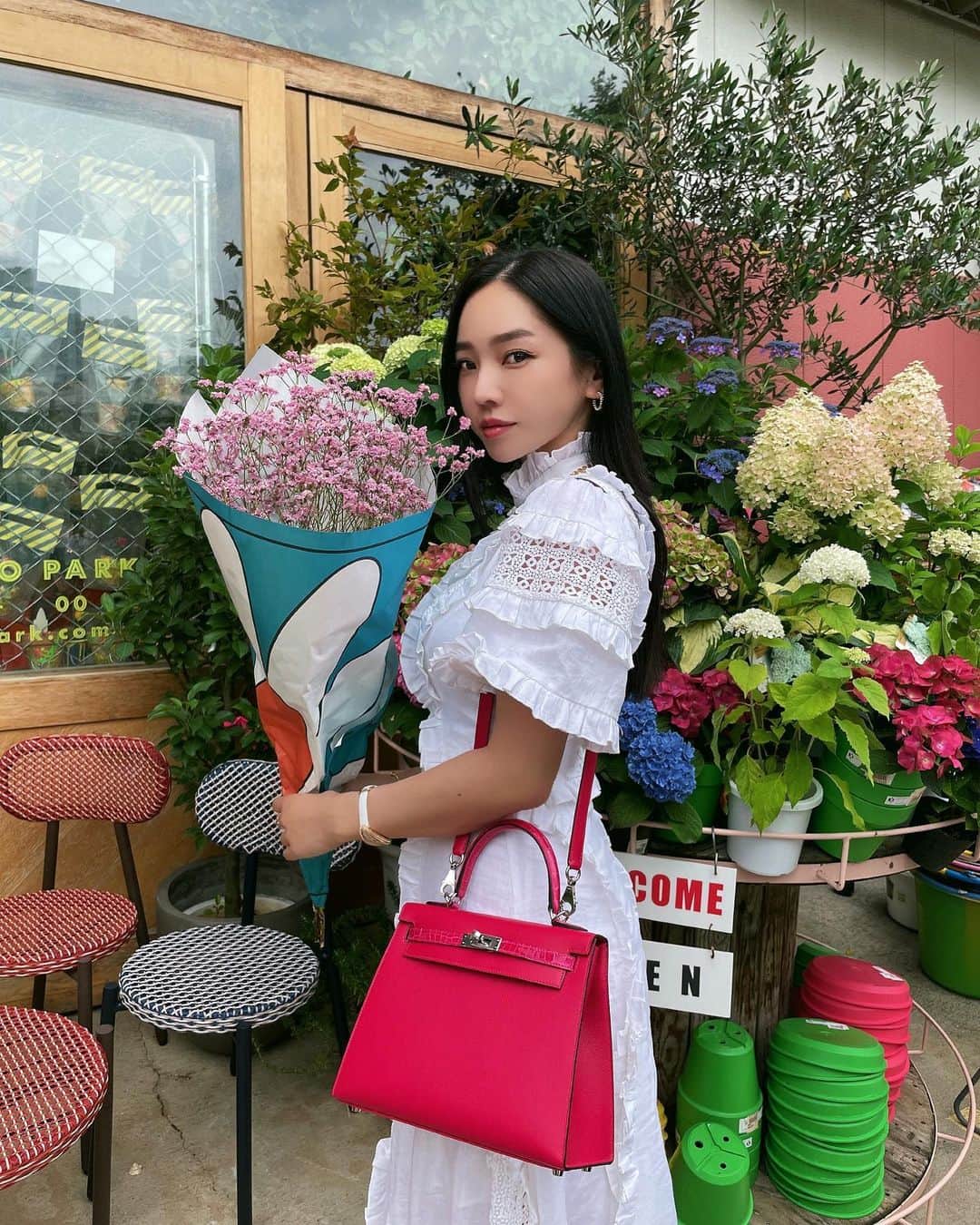 megbabyのインスタグラム：「今日は久しぶりに晴れて 朝から 会いたい人に会えて お花も買えた💐  出会いも 別れも 過ごす時間も 悩んでる時間も ひとつひとつ意味がある。  それがこの先の自分に返ってくる。  未来の自分に恥ずかしくない今を過ごそう🪞」