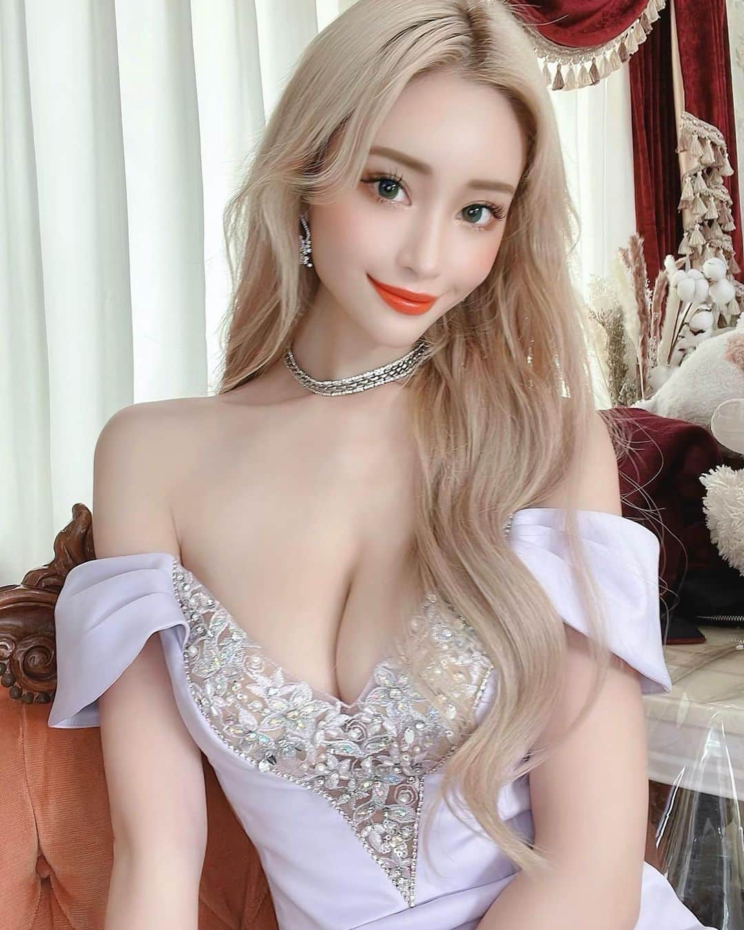 のインスタグラム：「今日発売のドレス👗 オフショルって着痩せして見えるからスキ😘」