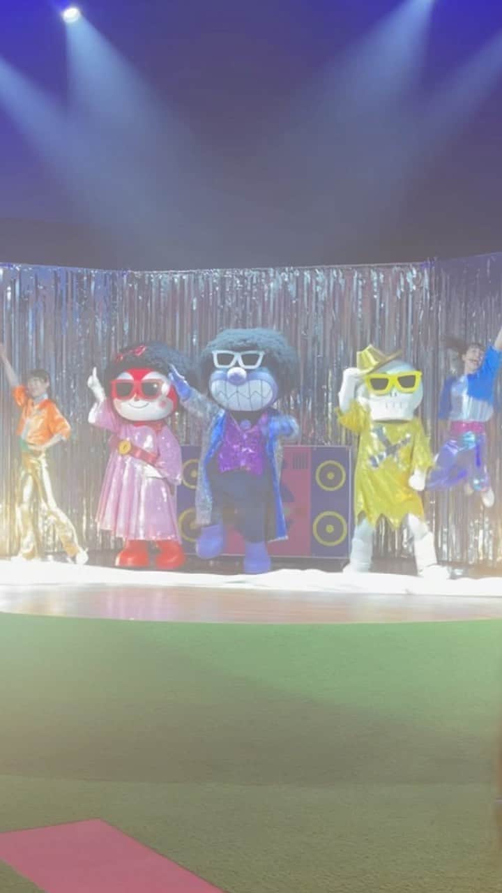 アカネのインスタグラム：「名古屋アンパンマンこどもミュージアムにて 新しいショーが始まったよー🪩🕺✨  是非是非見に行ってねー💗 動画の最後にショーをチラ見せっ👀  「ばいきんまんのダンス!ダンス‼︎ダンス‼︎!フィーバー」  6月10日(金)～ 開催時間：①10:30　②12:00　③14:30 出演：ばいきんまん、ドキンちゃん、ホラーマン、アンパンマン、バイコング 振付：akane」