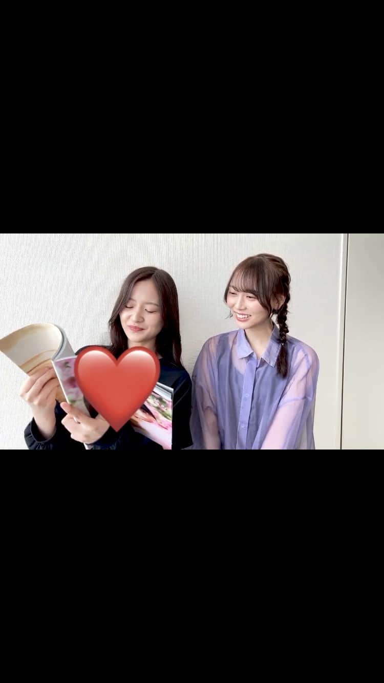 のインスタグラム：「#金川紗耶 さんと #弓木奈於 さんに #賀喜遥香1st写真集まっさら を読んでもらった動画②  「隣にかっきーを感じたい方はぜひ」」