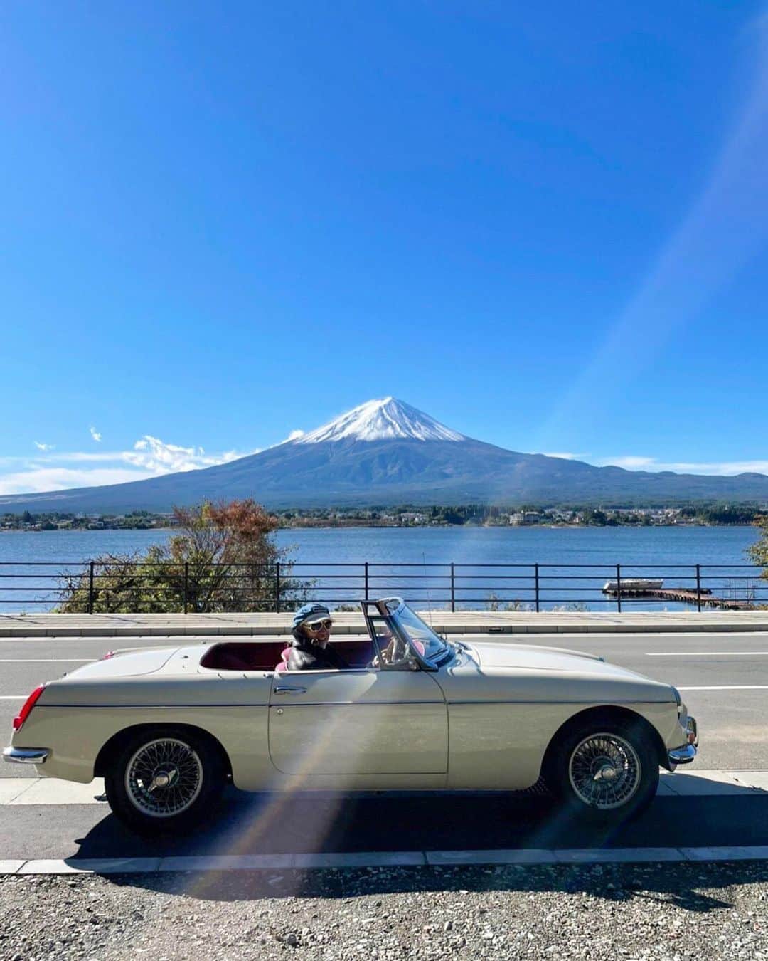 のインスタグラム：「. Happy birthday my dad 🧔🏽‍♂️ 世界一のパパ🔥 . #dad#family#birthday  #mgb#mg#harleydavidson#classiccar」