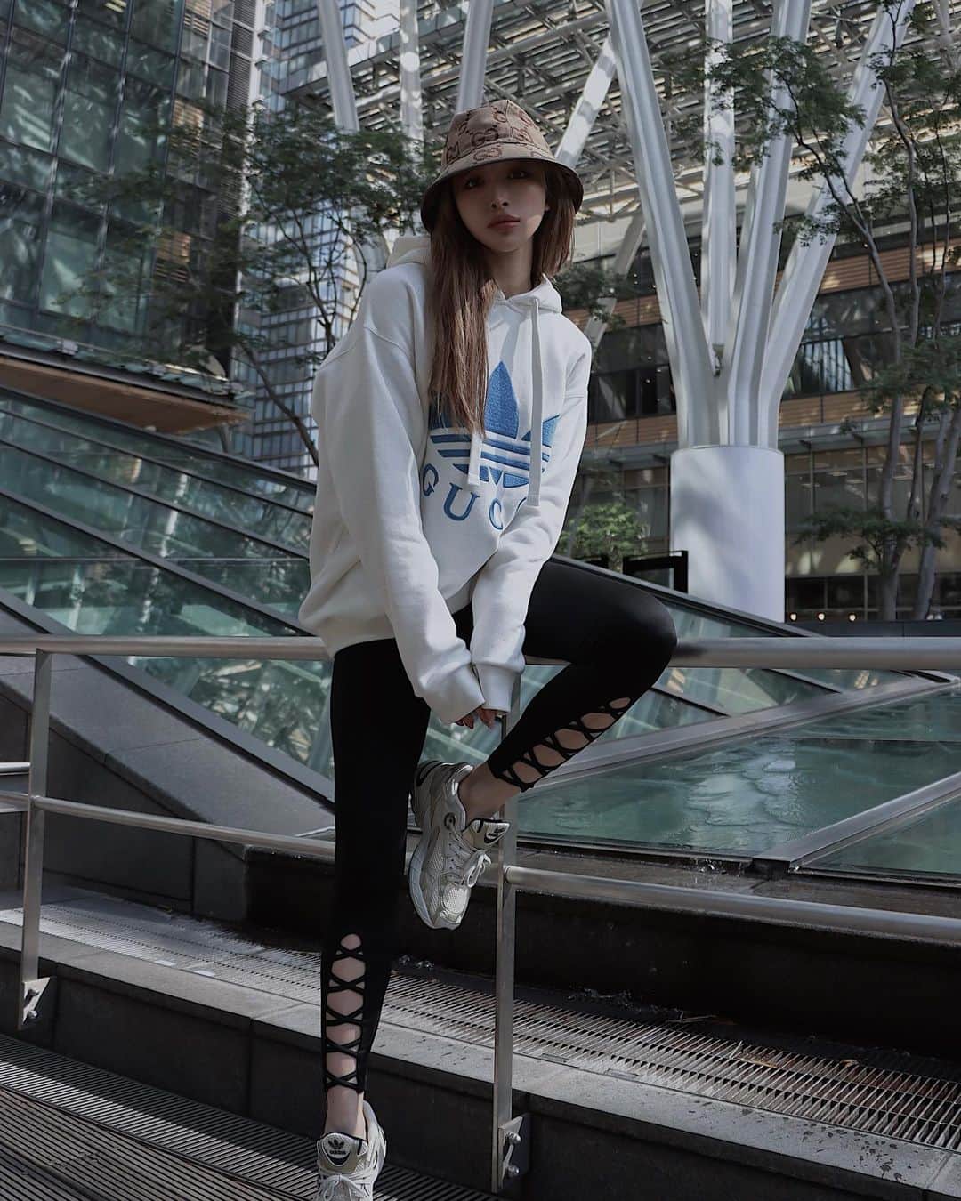 のインスタグラム：「GUCCI × adidas❤️‍🔥 6/7に発売開始のコラボ🫶🏻♡  でかロゴの白フーディーかわいすぎます…🥹💙 毎日ウェア生活なので可愛いパーカーでテンションあがる！🥰  #gucci #adidas」