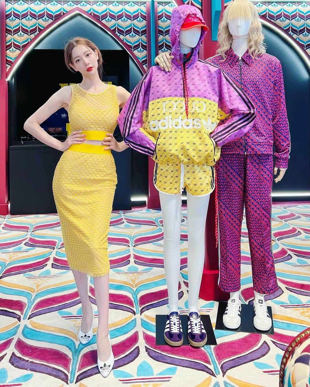 クララのインスタグラム：「#LA #guccixadidas 현장에서 플렉스 해버렸지 모야 🤭  뭐샀는지 궁금하면 언박싱 영상 기대해 ~💝  #adidasxgucci #guccixadidas #LalainLA #라라인라」