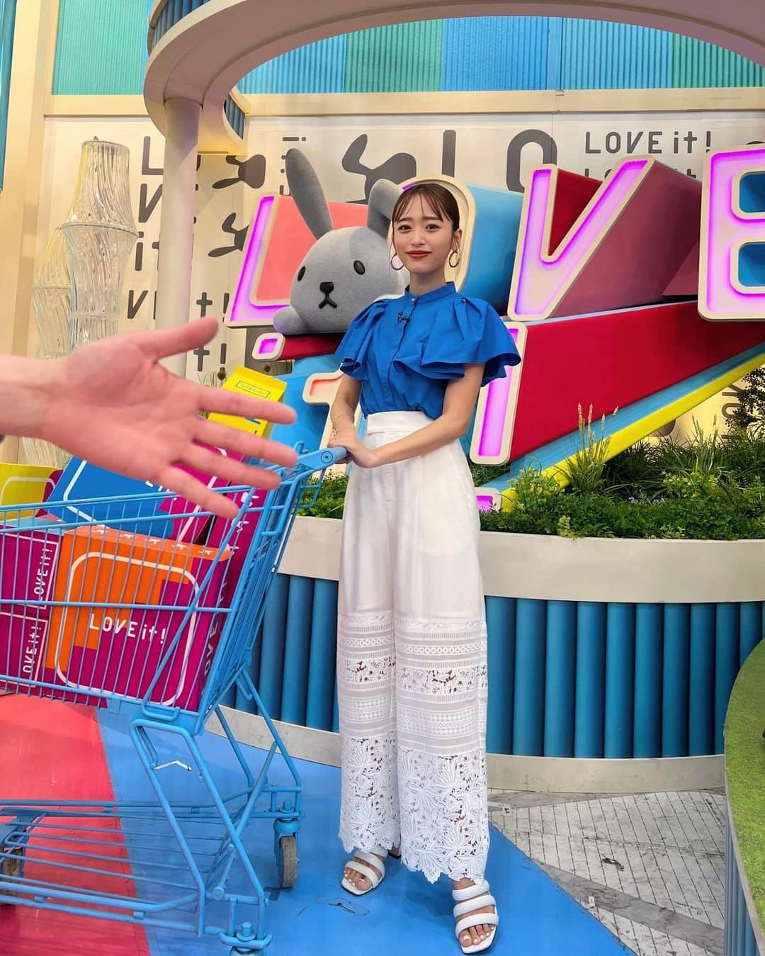近藤千尋のインスタグラム：「今日はブルーの衣装でした🦋  ゲストの皆様とっても豪華で たくさん芸能人の方を見れて幸せな朝😍笑  ラヴィットバザーでは 太田夫婦からは椅子を出しました❣️ Twitterで応募したら抽選で当たります✨ 是非公式Twitter見てみてね🤍🤍  ピタッとヘアで後ろ髪は ゴムでくるくるしてもらいました❣️  撮影していたらニョキッと手が🤚笑 さて、誰の手でしょうか☺️  今日も賑やか金曜日でした💕  みなさん素敵な週末を。。。🌈  トップス @inella_official  ボトムス @public_tokyo  アクセサリー @shopmaramcs  シューズ @sergiorossi」