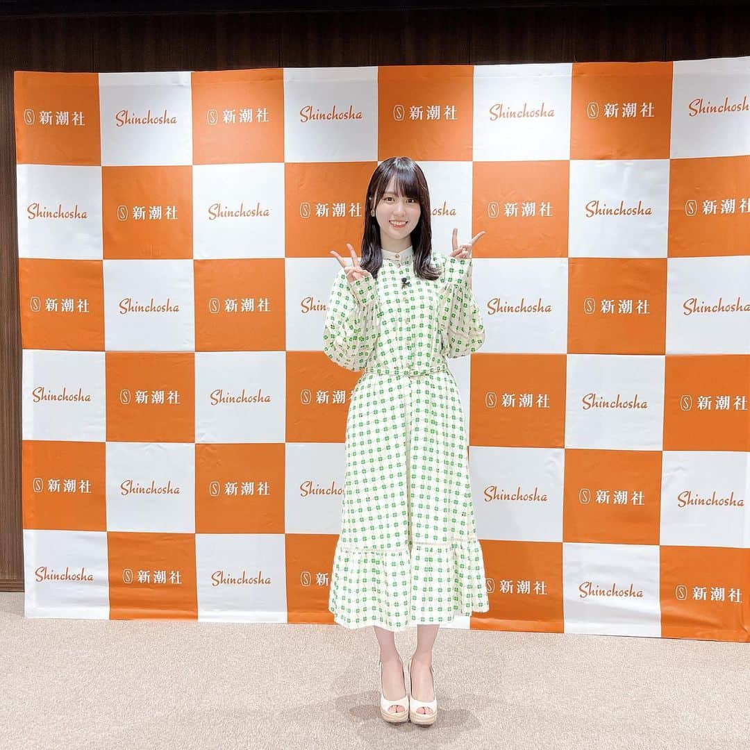 賀喜遥香のインスタグラム：「本日の「news every.」 かっきーを見つけられましたか〜？  オフショットです⭐️📷   #賀喜遥香1st写真集まっさら  #賀喜遥香 #newsevery」