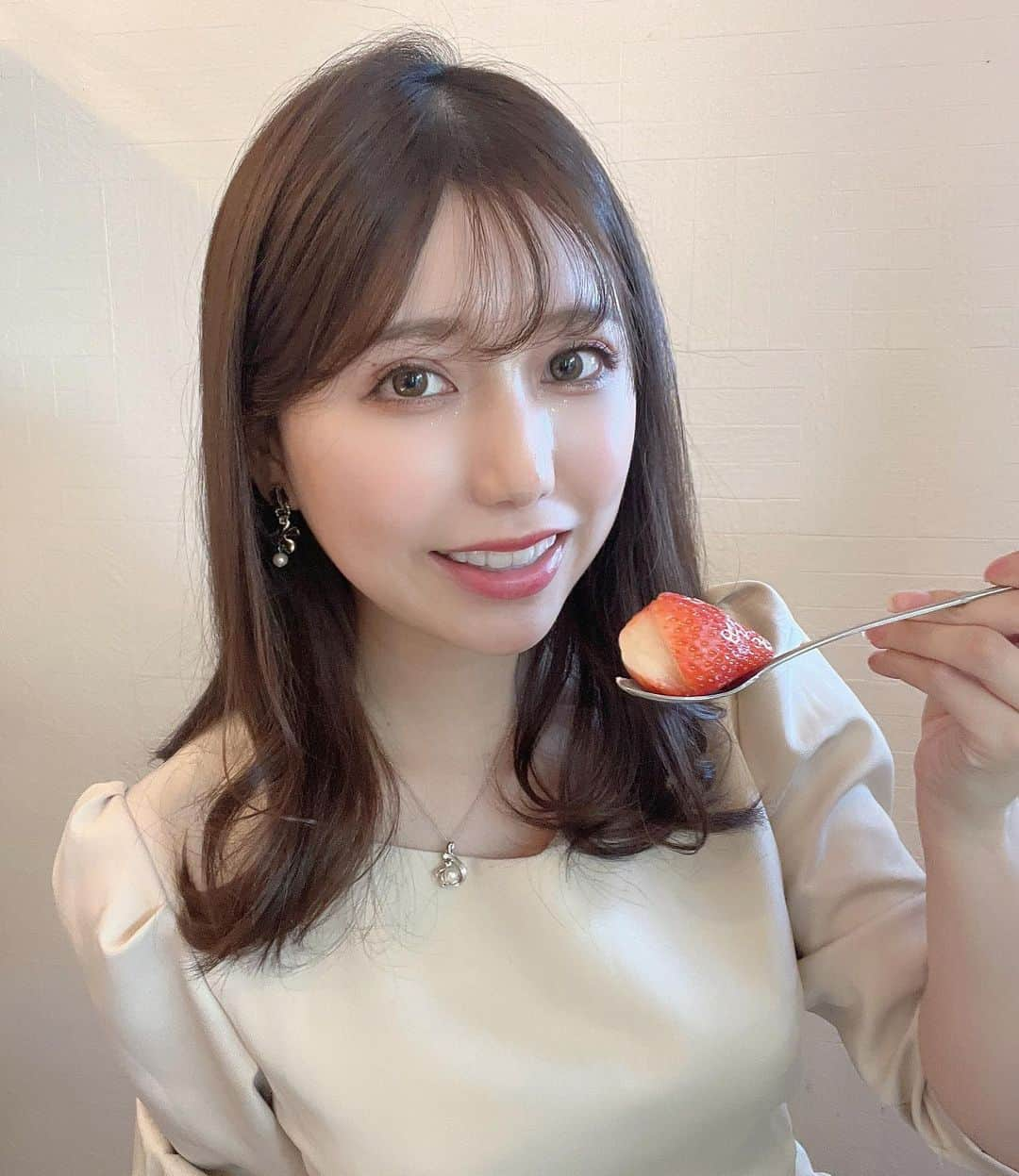 NAOのインスタグラム：「苺らぶ🍓🍓🍓  #名古屋カフェ #名古屋グルメ #苺 #苺スイーツ #苺パフェ #パフェ #パフェ巡り #女医stagram #女医の日常 #スイーツ #スイーツテロ #名古屋スイーツ #ぜんめいや #ビタミンc #名古屋美食 #女医」