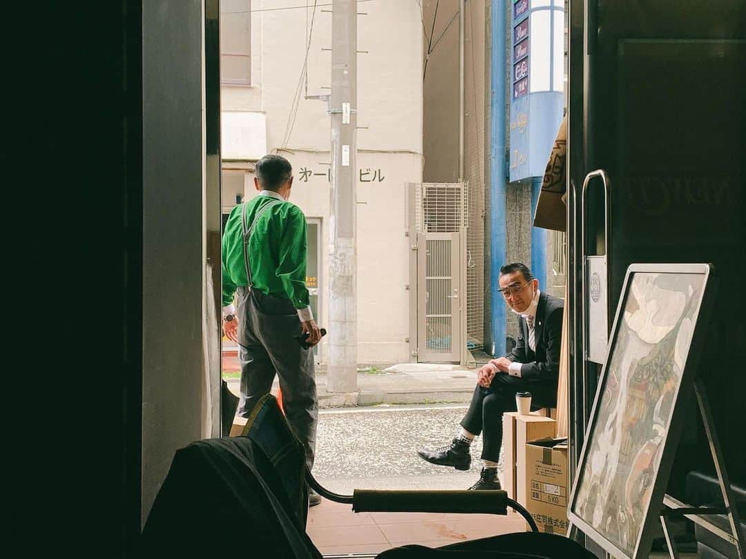 深川麻衣 のインスタグラム：「休憩中の吹越さんと田口さん☕️ いつでもどこでも素敵なバディのお2人☺︎☺︎」