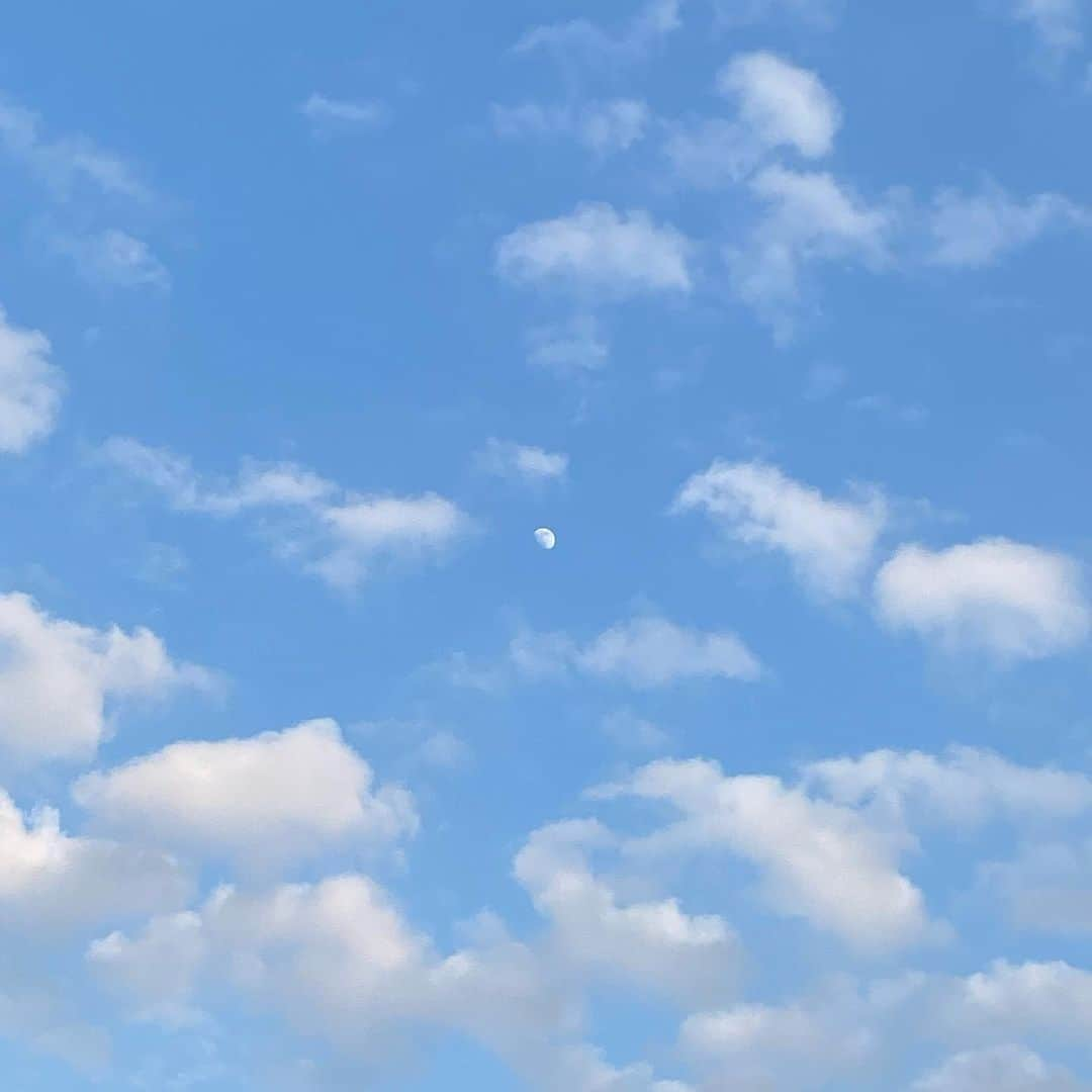 椎名麗のインスタグラム：「☁️🌖」