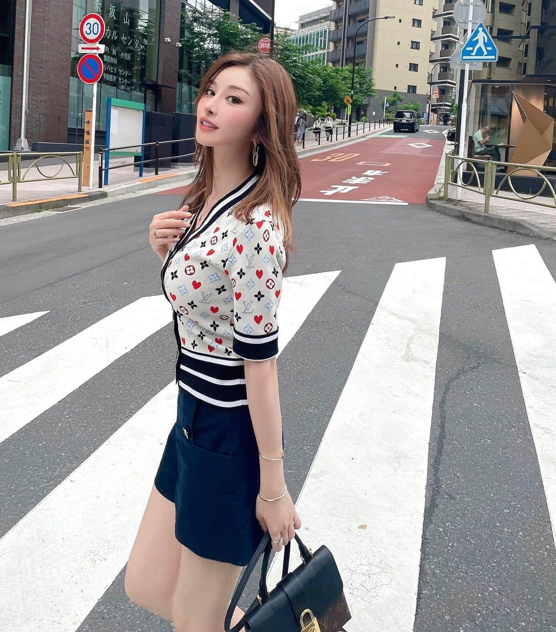 藤咲めいのインスタグラム：「🖤🤍❤️  全然着てなかったLVのトップス🤭 パンツはZARA🥝 服が派手だから髪は外ハネだけでスタイリングしたよ💇‍♀️ . . . #louisvuitton #vuitton #zara #tops #bag #photogram #ootdfashion #赤坂 #港区 #lookbook」