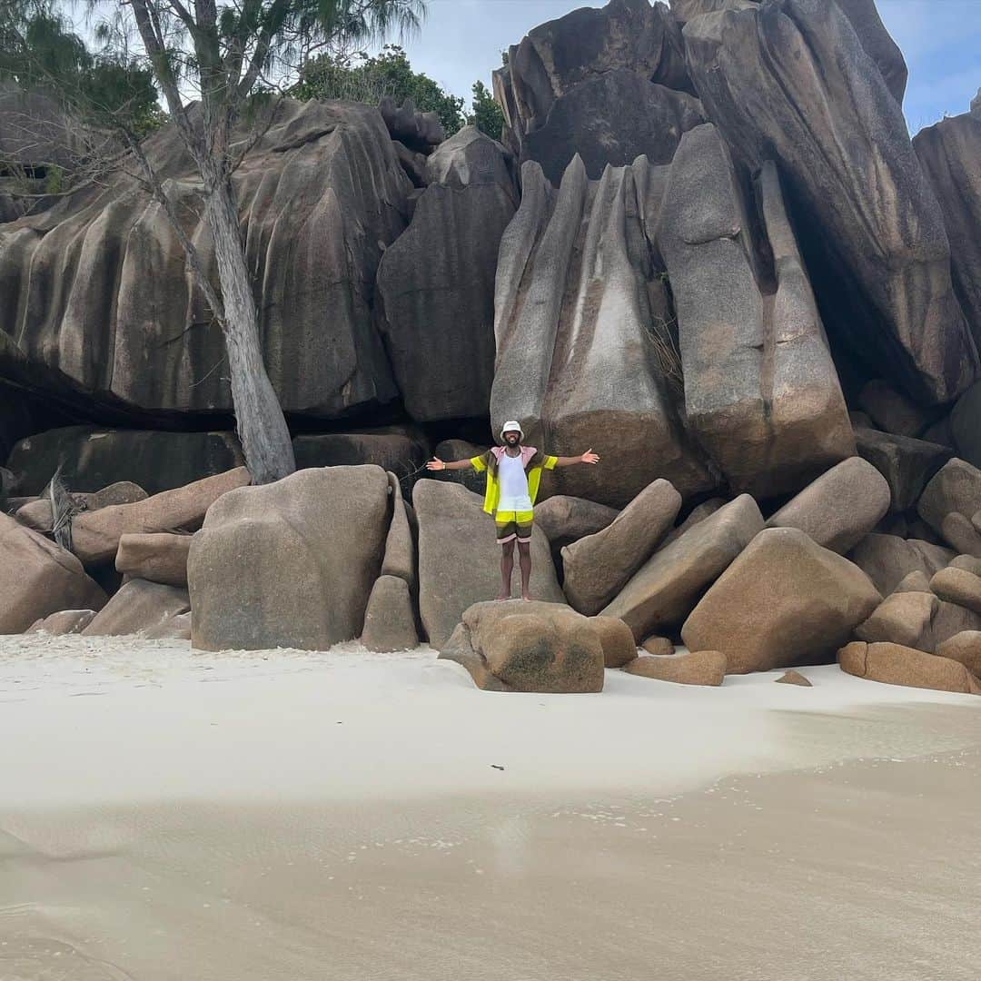 ナサニエル・チャロバーのインスタグラム：「Sun,Sand,Sea,Shells 🏝🏝」