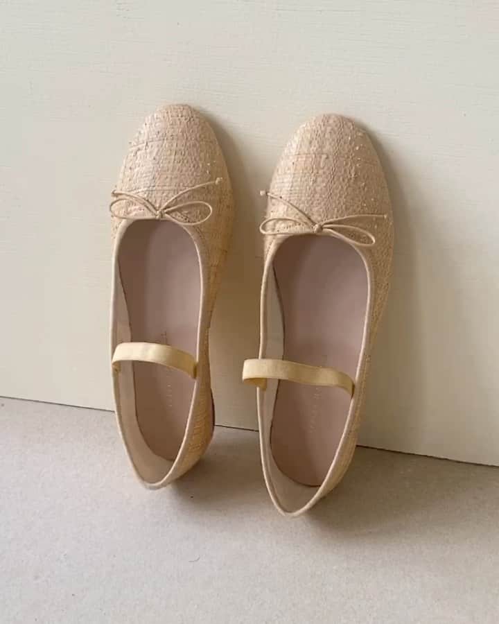 レフラーランドールのインスタグラム：「Summer’s spin on our best-selling ballet flat, Leonie, now in Natural raffia #loefflerrandall」