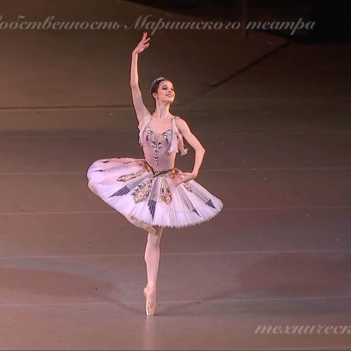マリア・コーレワのインスタグラム：「Today’s throwback is a Corsaire Medora Act 2 variation 🤍  Miss this solo even though when I was performing it for the first few times it seemed like the hardest variation ever! Still does… but now it’s more like a “dear to my heart hardest variation ever” 😅🥰 Have a nice day my friends!  Сегодня вспоминаю вариацию Медоры из 2 акта «Корсара» 🤍 Скучаю по ней, хотя надо сказать, что первые несколько спектаклей было ощущение, что это самая сложная хореография! Сейчас ощущение осталось, но все это стало больше похоже на «дорогую сердцу самую сложную хореографию» 😅🥰 Всем замечательного дня, друзья!」