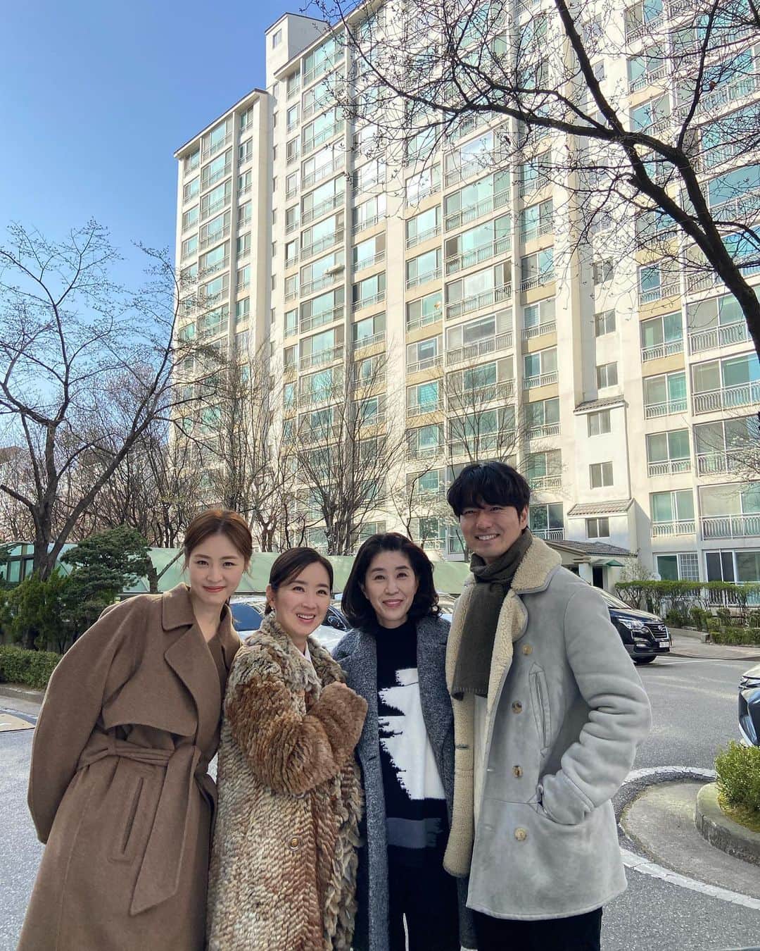 イ・ヨニのインスタグラム：「이제 다음주면 마지막을 기다려야하는. 양가어머님들과 함께!  표정은 이렇게 밝은데, 담주 어떻게 되는건가요??😆 많이 기대해주세요~!!😍😍 #결혼백서 저녁7시,저녁9시 방송!」
