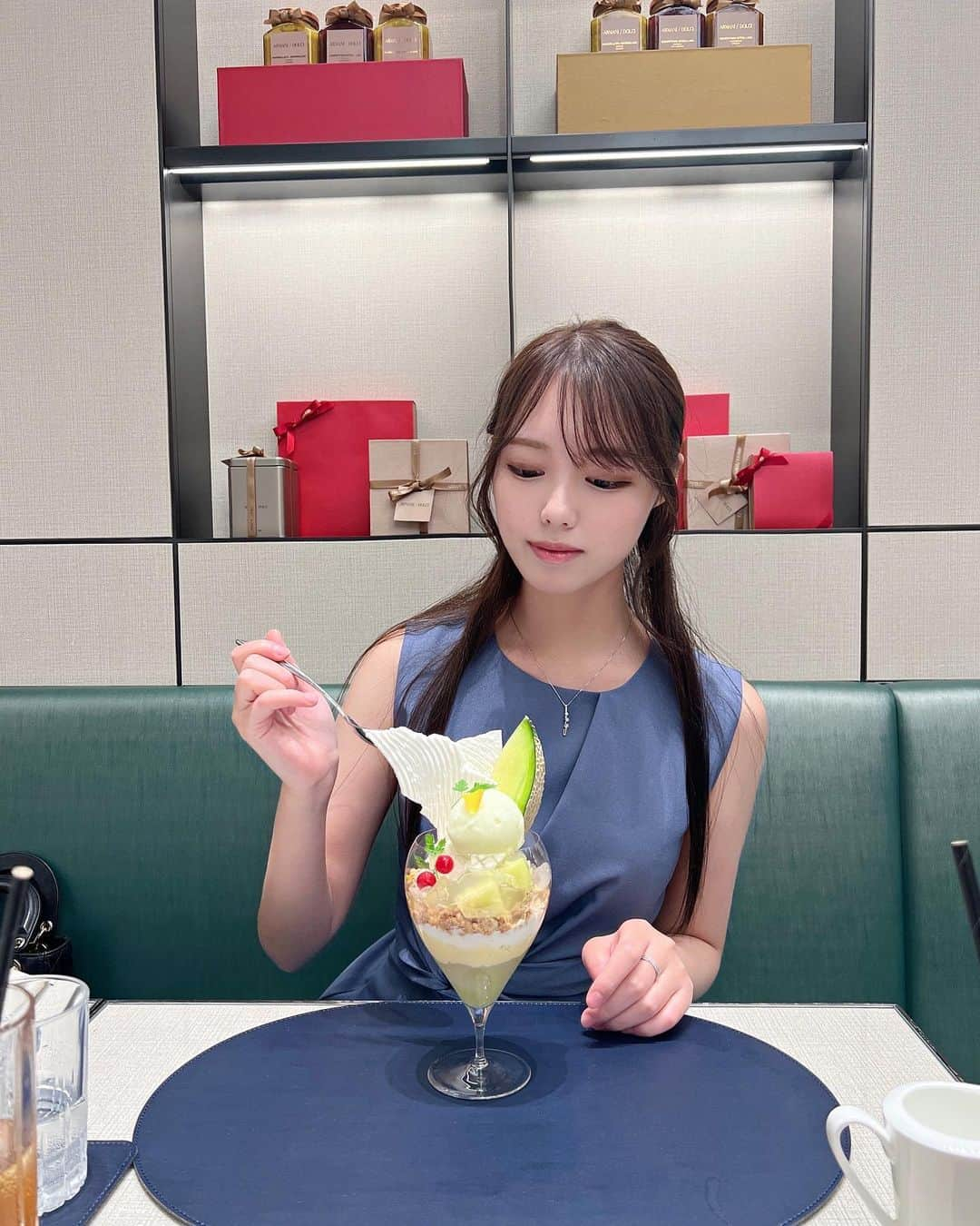 梅村遥奈さんのインスタグラム写真 - (梅村遥奈Instagram)「. . . emporio armani cafe . メロンのパフェめっちゃ美味しかった！ 甘さもちょうど良くて、ペロッと食べきっちゃった🤤 . . . #アルマーニカフェ心斎橋 #アルマーニ #心斎橋カフェ #心斎橋グルメ #心斎橋ランチ #心斎橋ディナー #大阪グルメ #大阪カフェ #大阪観光 #パフェ #パフェ巡り #カフェ巡り #ワンピースコーデ #ハーフアップ #メロンフラペチーノ #メロンパフェ #ロングヘア #ロングヘアアレンジ#エンポリオアルマーニカフェ #emporioarmanicaffe #エンポリオアルマーニカフェ心斎橋パルコ」6月10日 23時12分 - u.haruna_