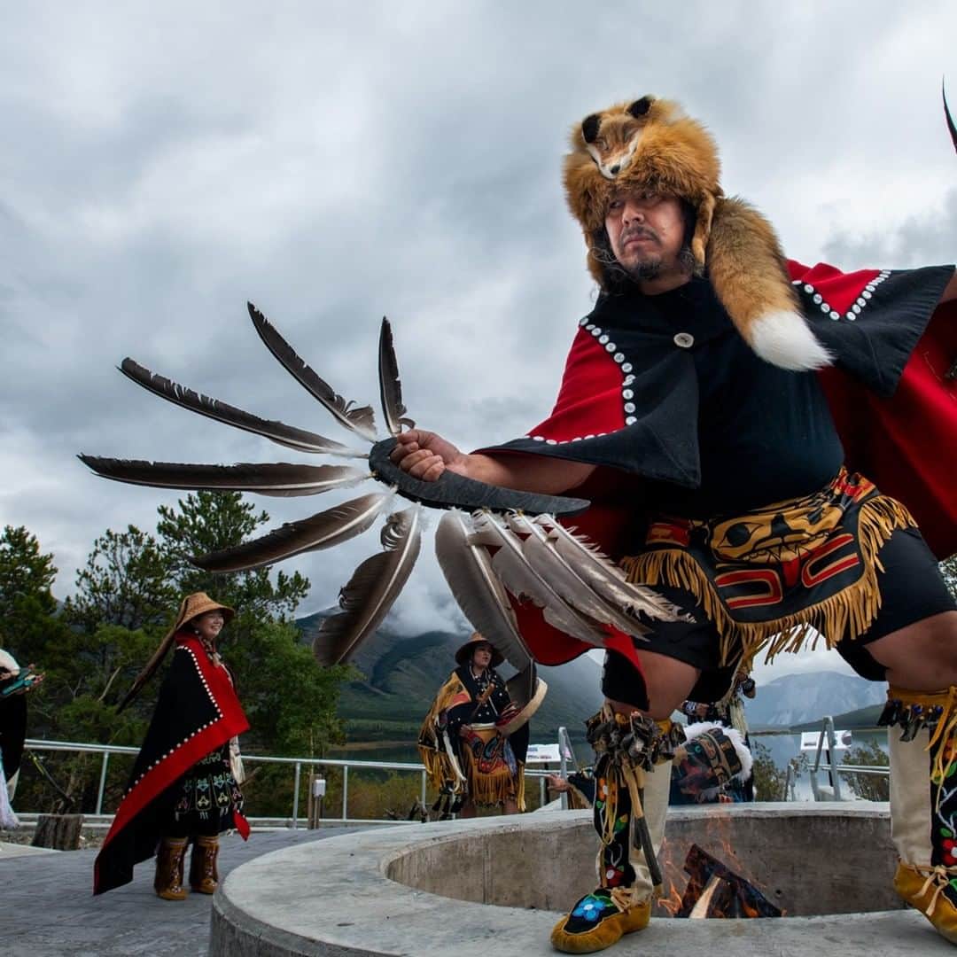 Explore Canadaのインスタグラム：「Witness Indigenous Cultures come to life at a Pow Wow this year!   Pow Wows are powerful Indigenous gatherings where you’ll find multiple generations coming together to enjoy food, honour traditions, forge a sense of community and practice spiritual healing. Bask in the joyful reclamation of traditional dances and songs, and sense the palpable pride of Indigenous dancers, drummers and singers as they embody the power of Pow Wow.  @DestinationIndigenous is setting us up for a memorable Pow Wow season:  🪶 For a list of Pow Wows in Canada that are open to the public, visit the new and improved website CanadianPowWows.ca, linked in @DestinationIndigenous’s bio. Events will be added throughout the season.  *Know before you go! Check the most up-to-date travel regulations before planning your trip.*  🎥: @destinationindigenous  📍: @destinationindigenous   #DestinationIndigenous #NationalIndigenousHistoryMonth #PowWow #ExploreCanada  [Video description: A series of shots from Pow Wows, including images of dancers in regalia. Text reads: Experience the power of Pow Wow. CanadianPowWows.ca]」
